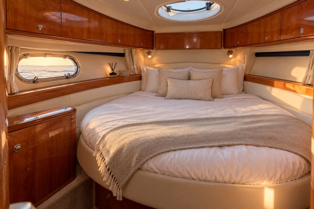 Air-conditioned cabin with a double berth on the Sealine 35 yacht Sunny Day